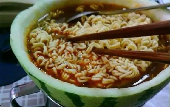 吃完瓜可以吃泡面吗,吃完瓜，泡面来助兴