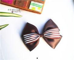 网红小发夹简约深色搭配,网红小发夹演绎时尚新潮流